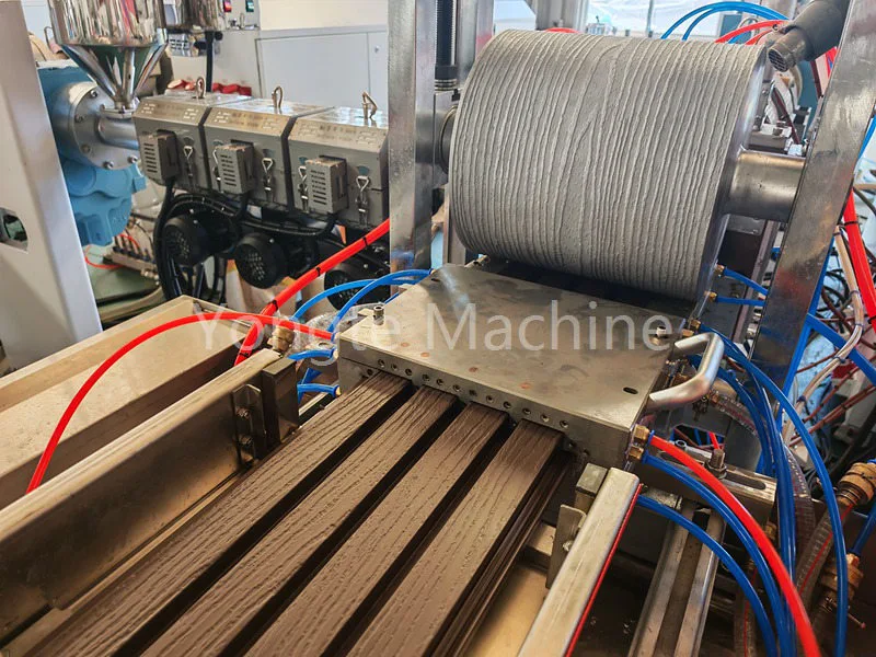 Quae materia in machina Yongte WPC adhiberi potest?