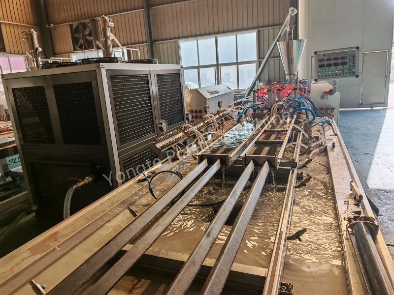 IV cavitatem Recycled Plastic Profile extrusionem Machina pervenire 8meter / momento summus celeritas