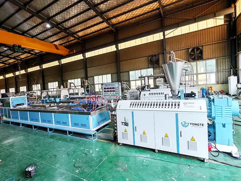 Solutio Technical Solvendo Unbalanced Extrusionis Celeritas Quattuor Cavitatis Plastic Profile extrusionem Lineam