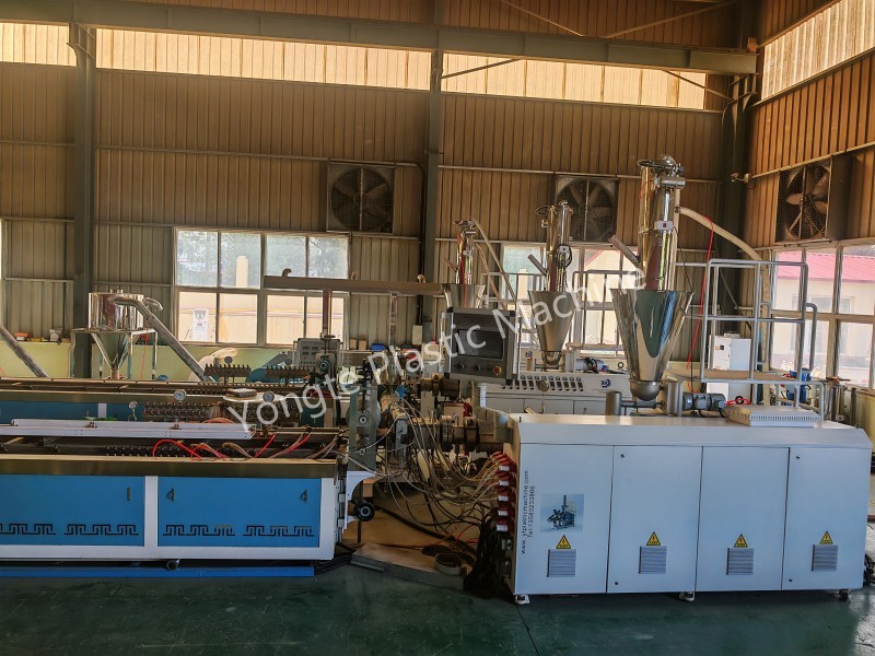 Yongte Feliciter Commissiones novae Co-extrusiones Lineae cum In-line 3D Embossing Technology pro WPC Decking