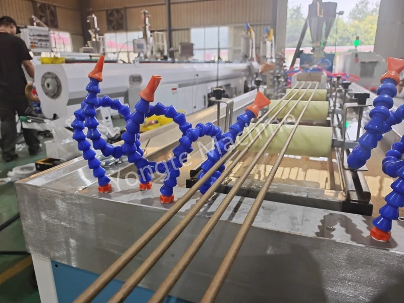 Sina WPC Pipe Machina cum quattuor cavitate